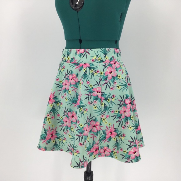 Divided H&M Hibiscus Patterned Skater Skirt, Small - Picture 4 of 16